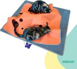 Moowi - Katten Speel Kleed – Kattentunnel – Hide And Seek Spel – Deken Kat – Kattenspeelgoed – Speelmat Katten Grijs – Incl. 2 Sisal Ballen En Verenspeeltje 10 Moowi - Katten Speel Kleed – Kattentunnel – Hide And Seek Spel – Deken Kat – Kattenspeelgoed – Speelmat Katten Grijs – Incl. 2 Sisal Ballen En Verenspeeltje -Kattenproducten 1200x1089