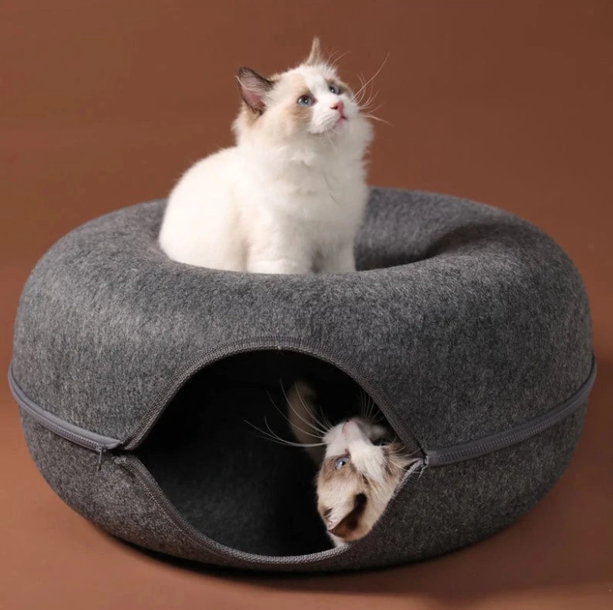 Merkloos A.K.A. Kattentunnel En Kattenmand In-1 – Kattenspeelgoed Speeltunnel Kattenhuis – Kattenhol Rond Kattenspeeltjes - Cat Cave Donut - Antraciet Vilt 6 Merkloos A.K.A. Kattentunnel En Kattenmand In-1 – Kattenspeelgoed Speeltunnel Kattenhuis – Kattenhol Rond Kattenspeeltjes - Cat Cave Donut - Antraciet Vilt - Afbeelding 4