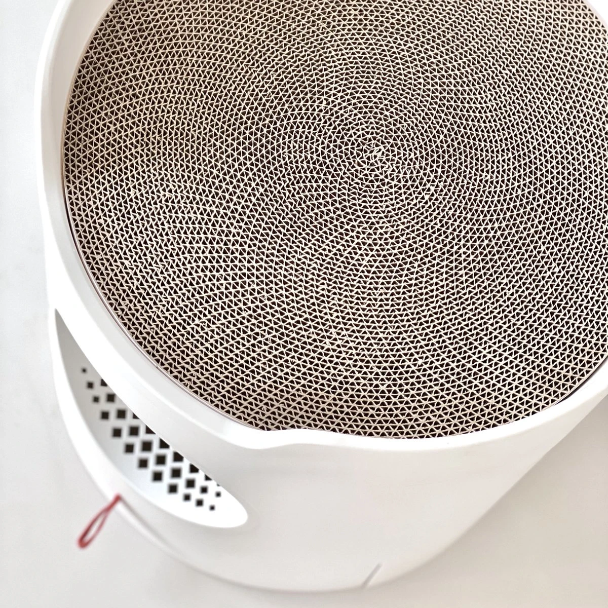 A Sunny Day Kattenbak Met Lade, Bedje En Krabplank - Inclusief Schepje - Design Kattenbak - Wit - Dichte Kattenbak - Kattenbak Gesloten 18 A Sunny Day Kattenbak Met Lade, Bedje En Krabplank - Inclusief Schepje - Design Kattenbak - Wit - Dichte Kattenbak - Kattenbak Gesloten - Afbeelding 16