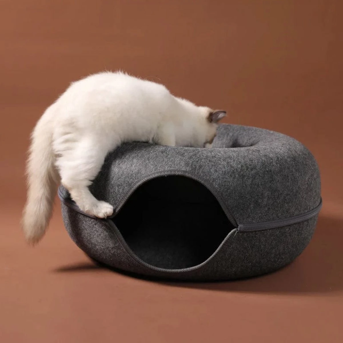 Merkloos A.K.A. Kattentunnel En Kattenmand In-1 – Kattenspeelgoed Speeltunnel Kattenhuis – Kattenhol Rond Kattenspeeltjes - Cat Cave Donut - Antraciet Vilt 9 Merkloos A.K.A. Kattentunnel En Kattenmand In-1 – Kattenspeelgoed Speeltunnel Kattenhuis – Kattenhol Rond Kattenspeeltjes - Cat Cave Donut - Antraciet Vilt - Afbeelding 7